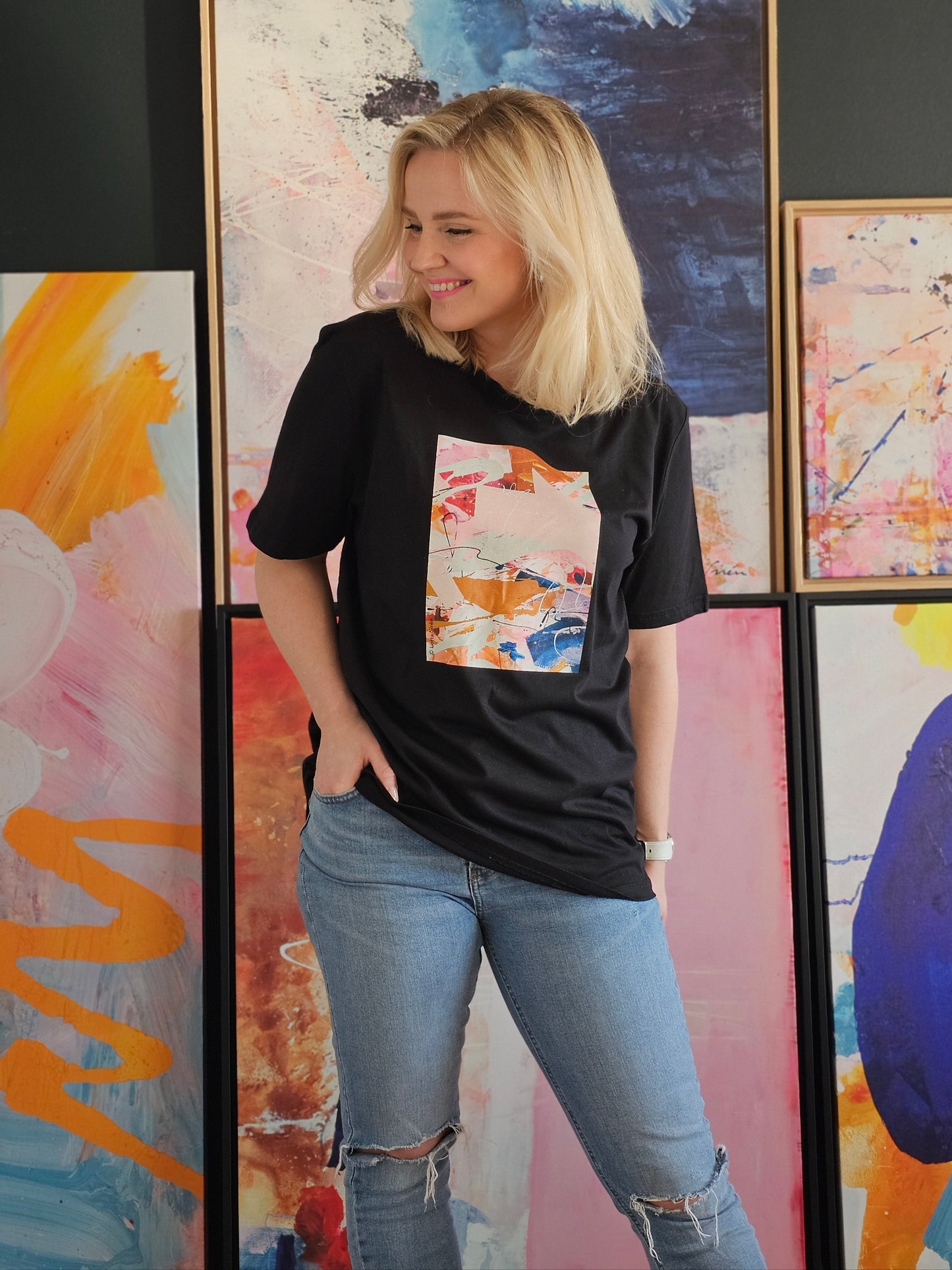 T-paita Lotta Sirénin teoksella Worlds collide