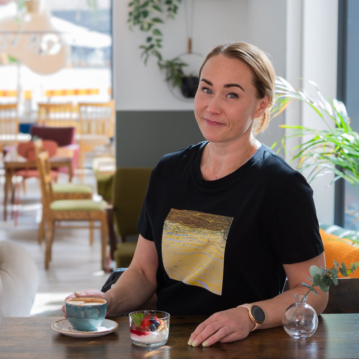 T-paita Mari Arvisen teoksella Valo saapuu