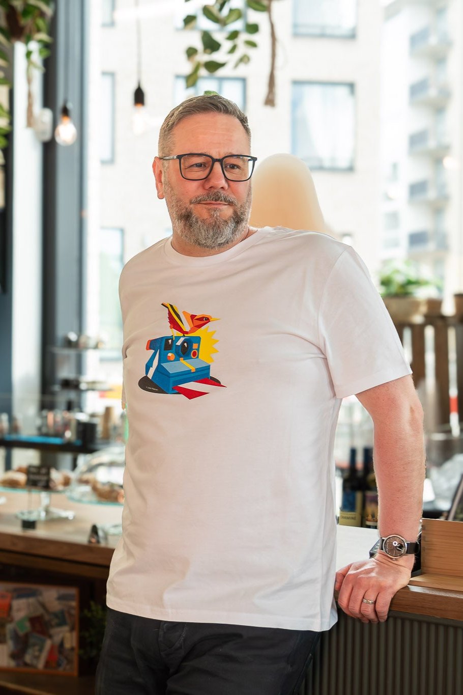 T-paita Jukka Hakasen teoksella Foto